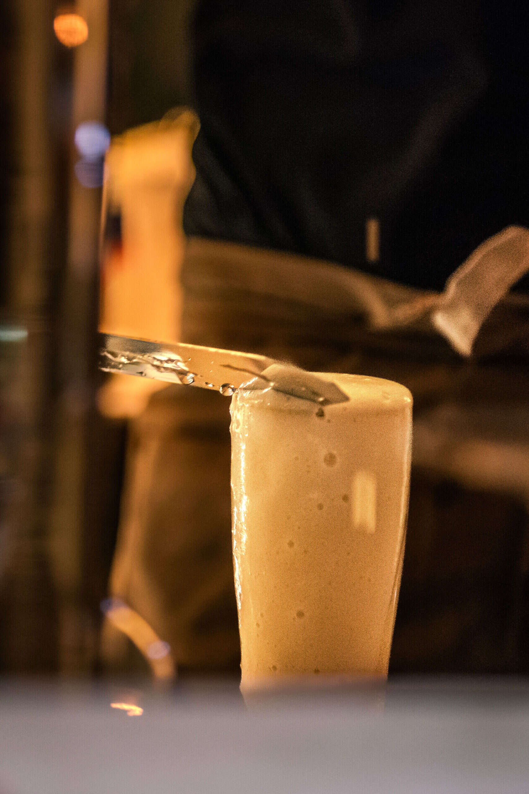 Schuimend bier in de Kerijfbar op Terschelling