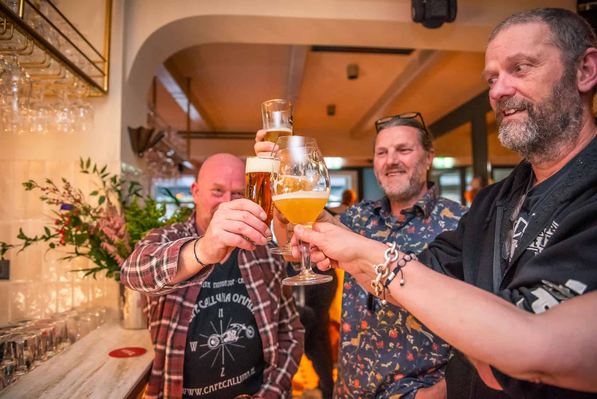 Proosten met lekkere bieren in de Kerijfbar op Terschelling