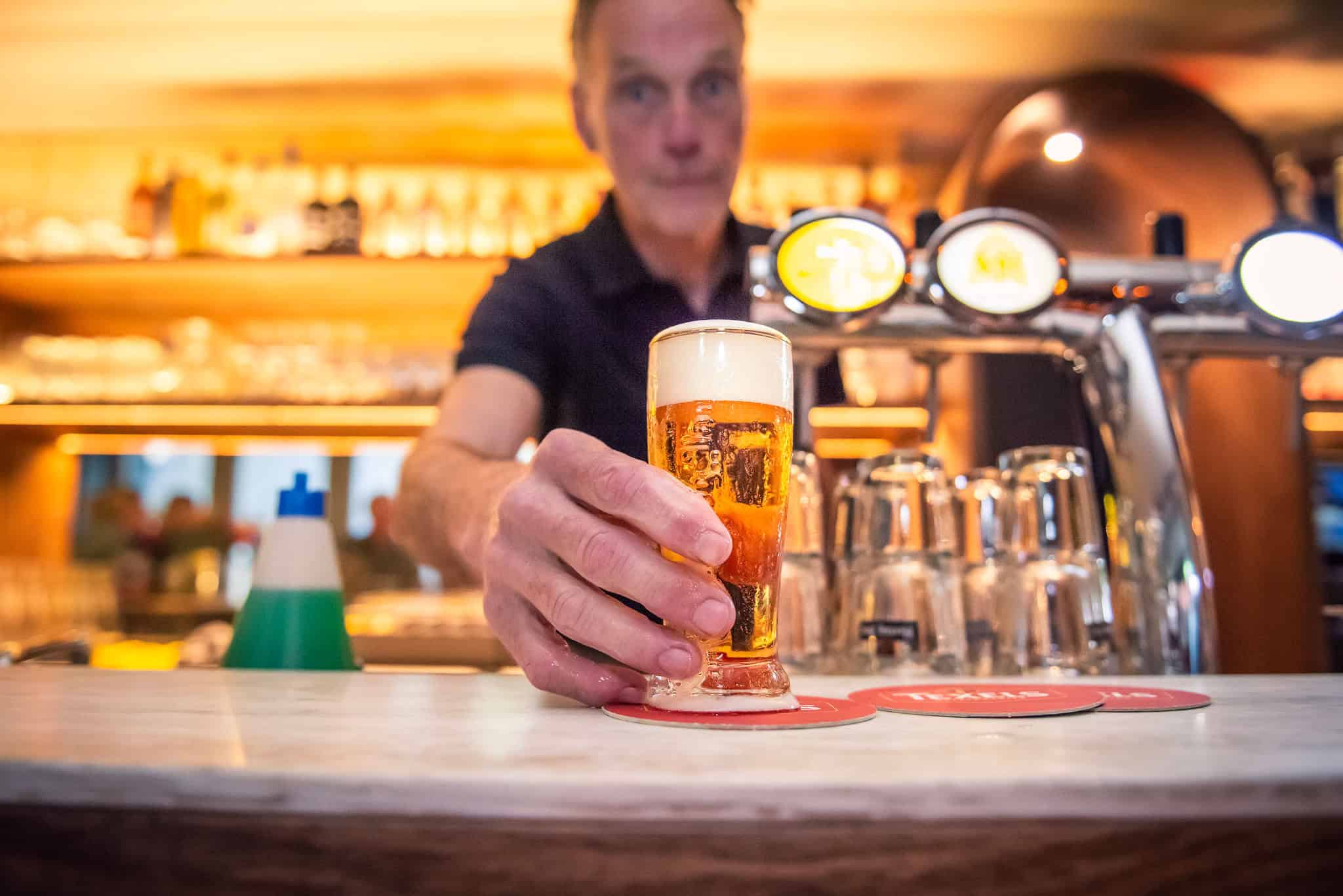 Opening de Kerijfbar op Terschelling Erik serveert een biertje in de Kerijfbar op Terschelling