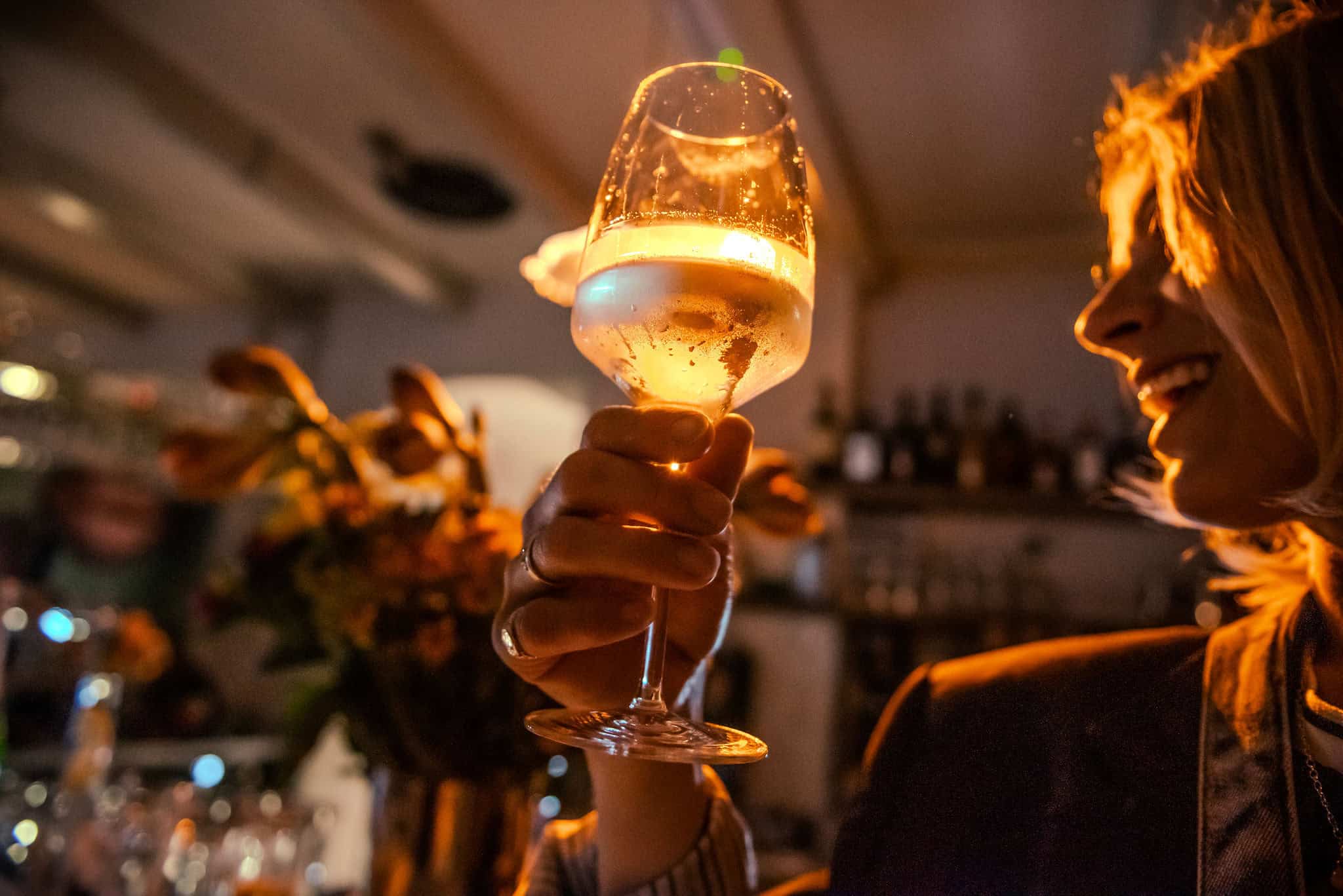 Vrouw met een glas wijn in de Kerijfbar op Terschelling