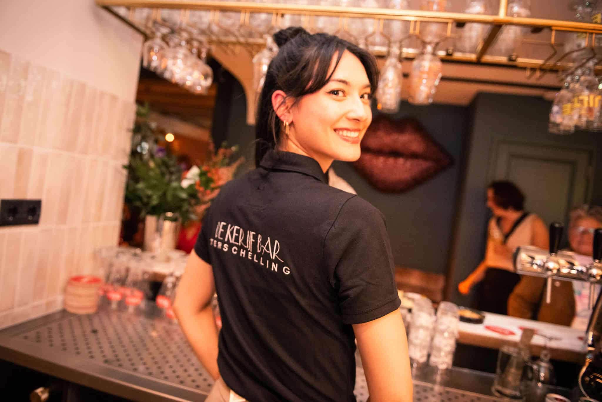 Esmee Kuo achter de bar van de Kerijfbar op Terschelling