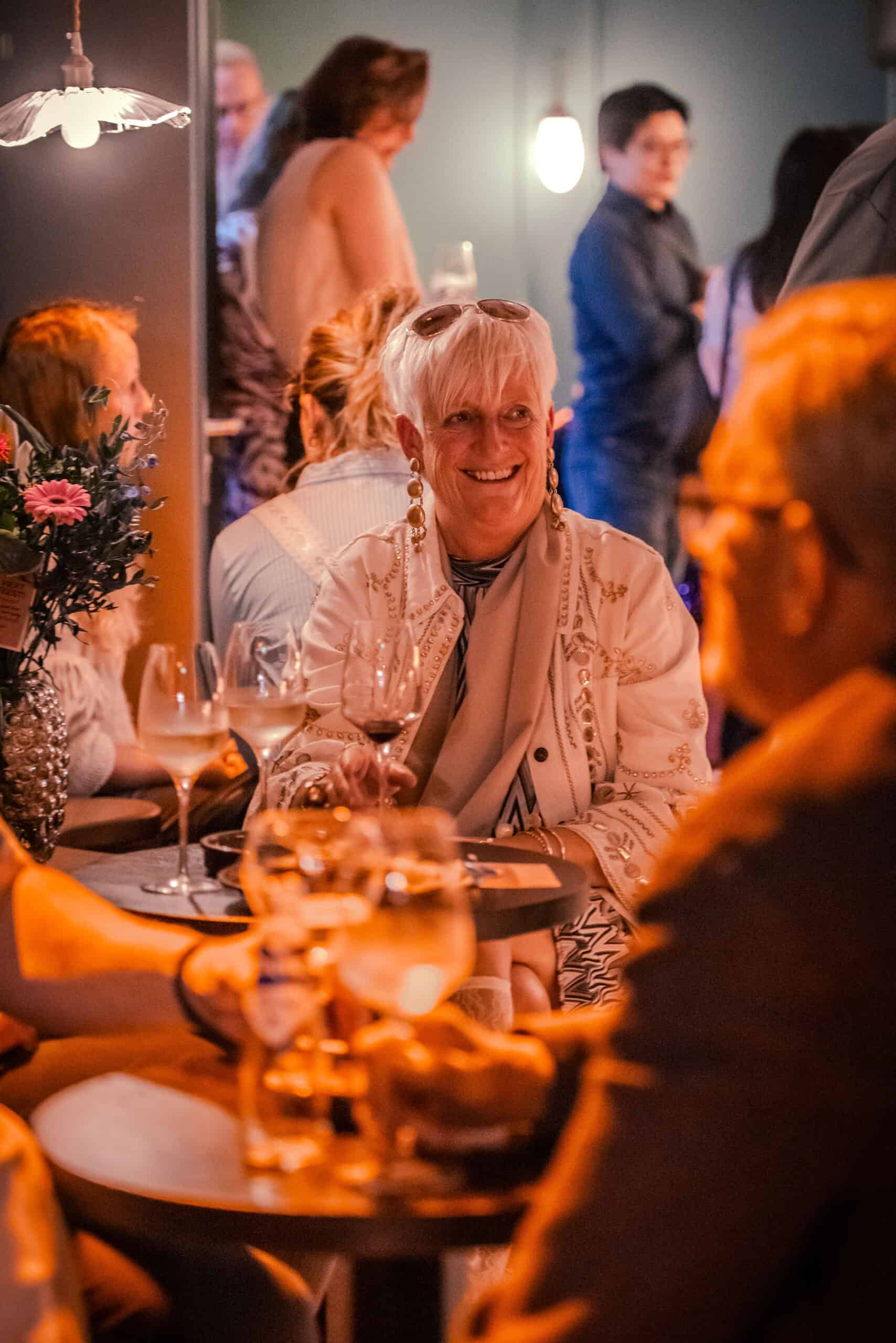 Vrouw aan het genieten tijdens de opening van de Kerijfbar op Terschelling