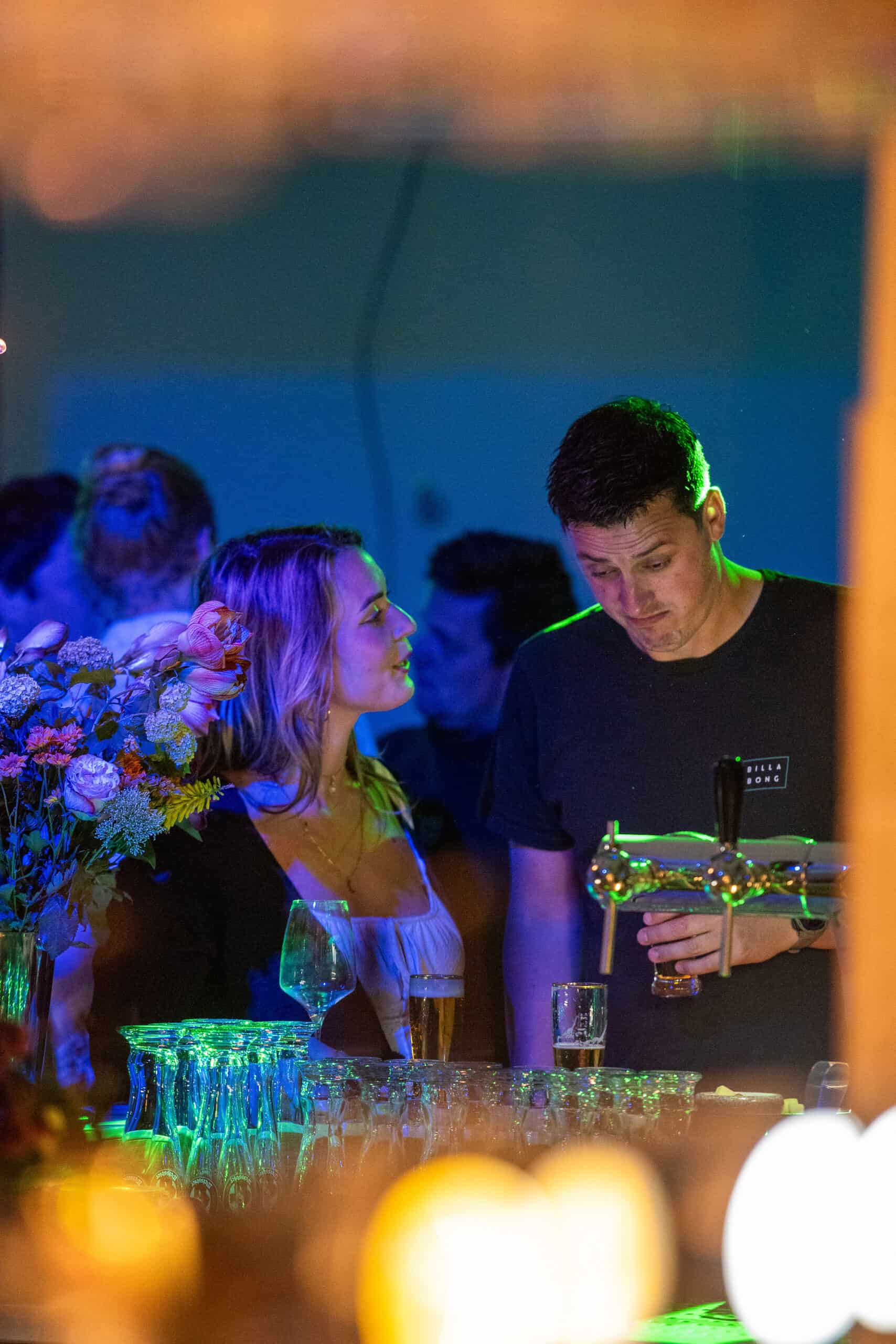 Opening de Kerijfbar op Terschelling Vrouw en meneer in gesprek aan de bar van de Kerijfbar op Terschelling