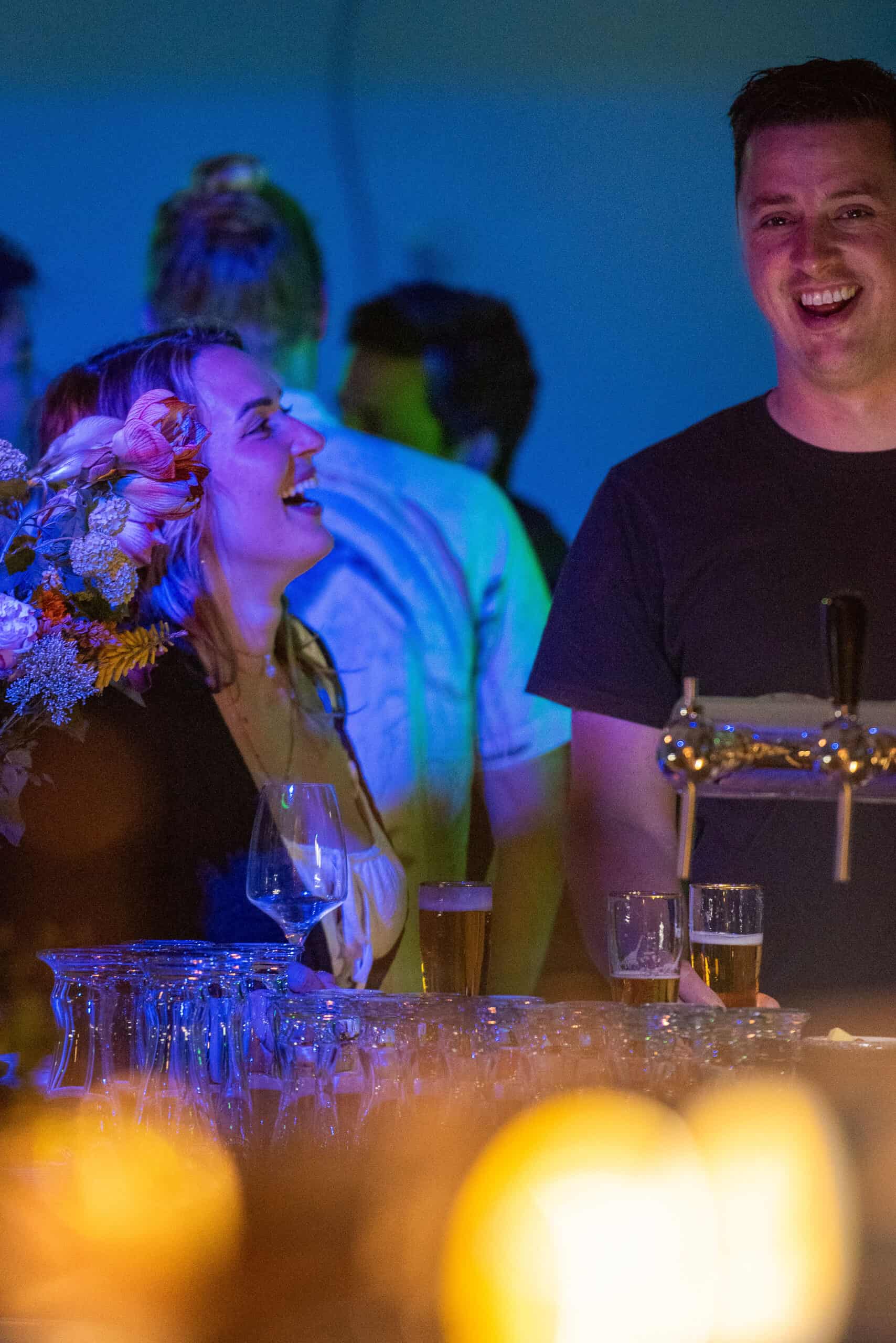 2 lachende personen aan de bar in de Kerijfbar op Terschelling