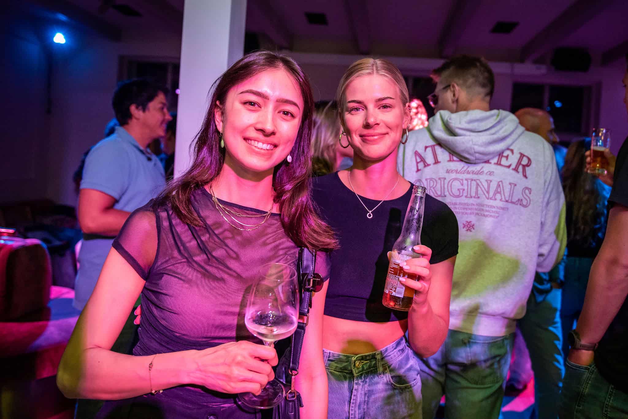 2 dames aan het genieten van een drankje in de Kerijfbar op Terschelling
